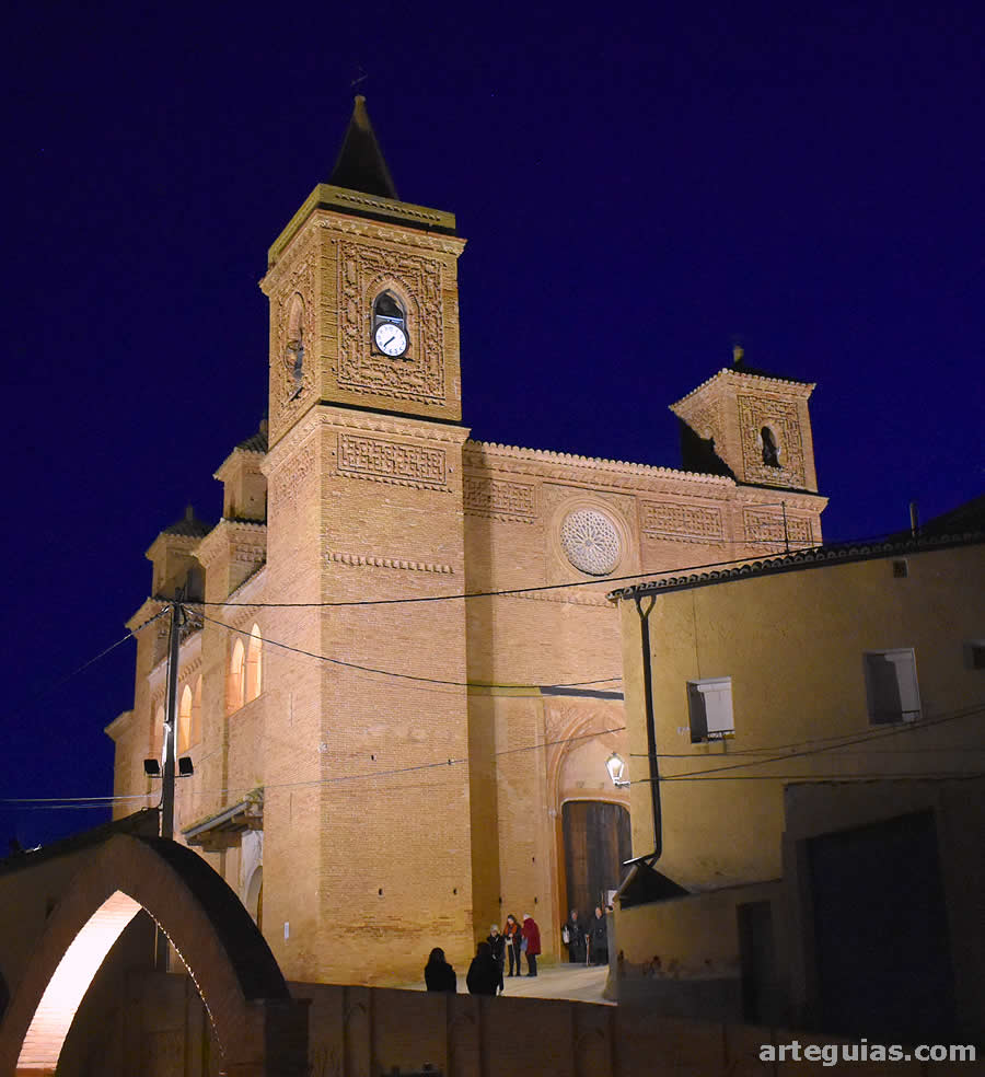 Iglesia de Torralba de Ribota al anochecer