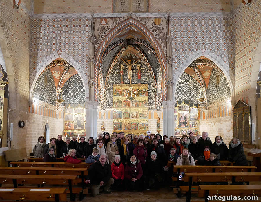 Nuestro grupo posando en el interior de la iglesia de Torralba