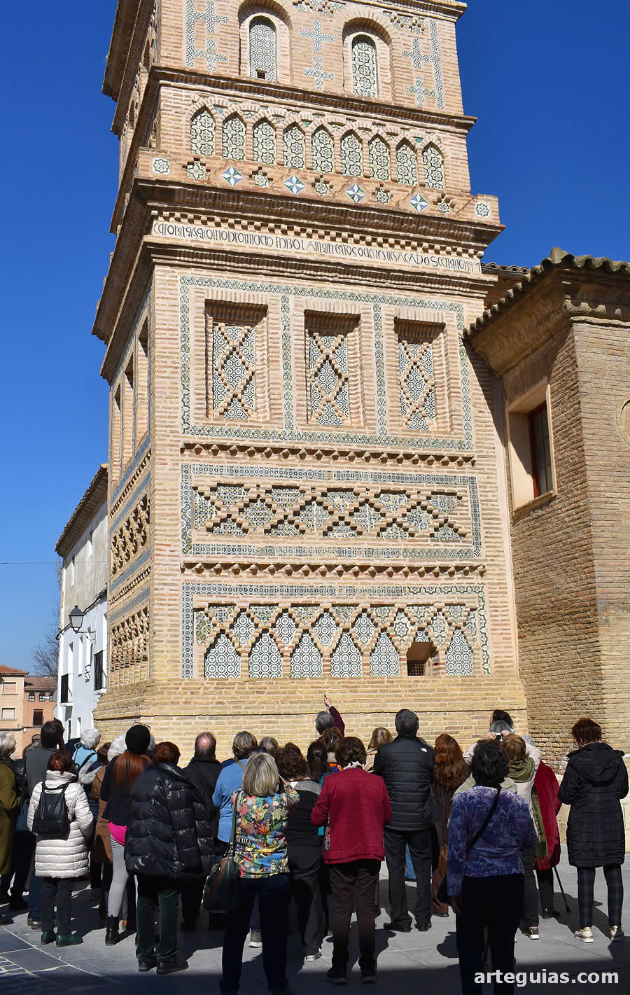 Explicando la magnífica torre de la iglesia de Utebo