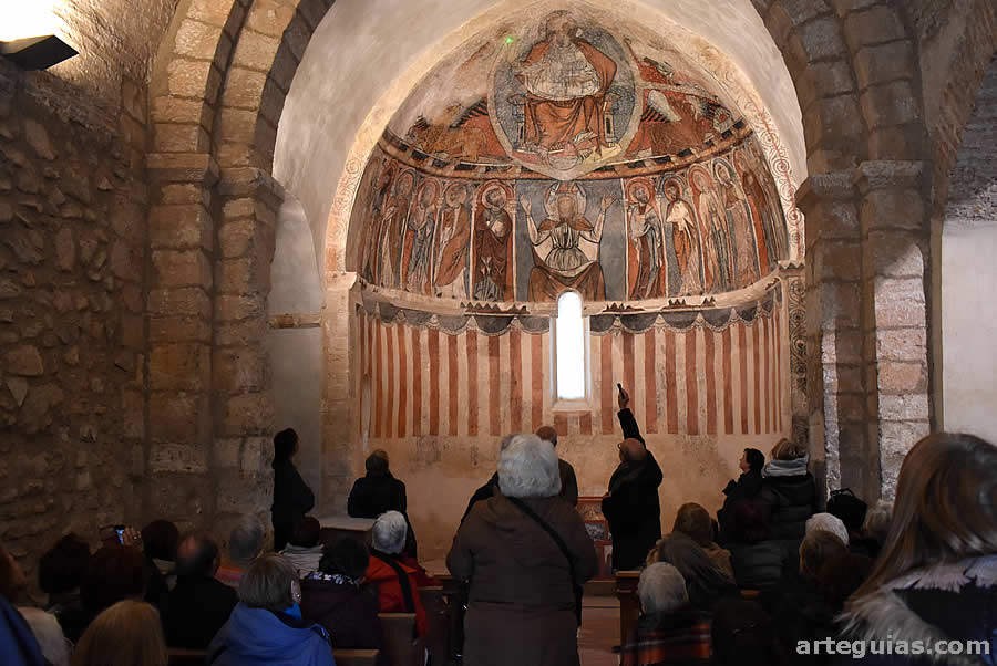 EN la iglesia románica de Cabañas con sus pinturas murales