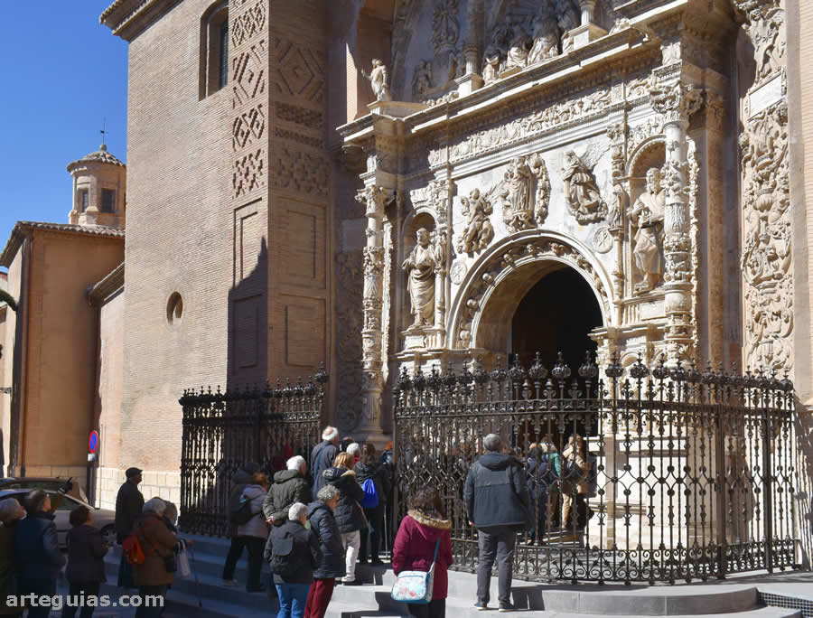 Momento del acceso a la ex-colegiata de Calatayud