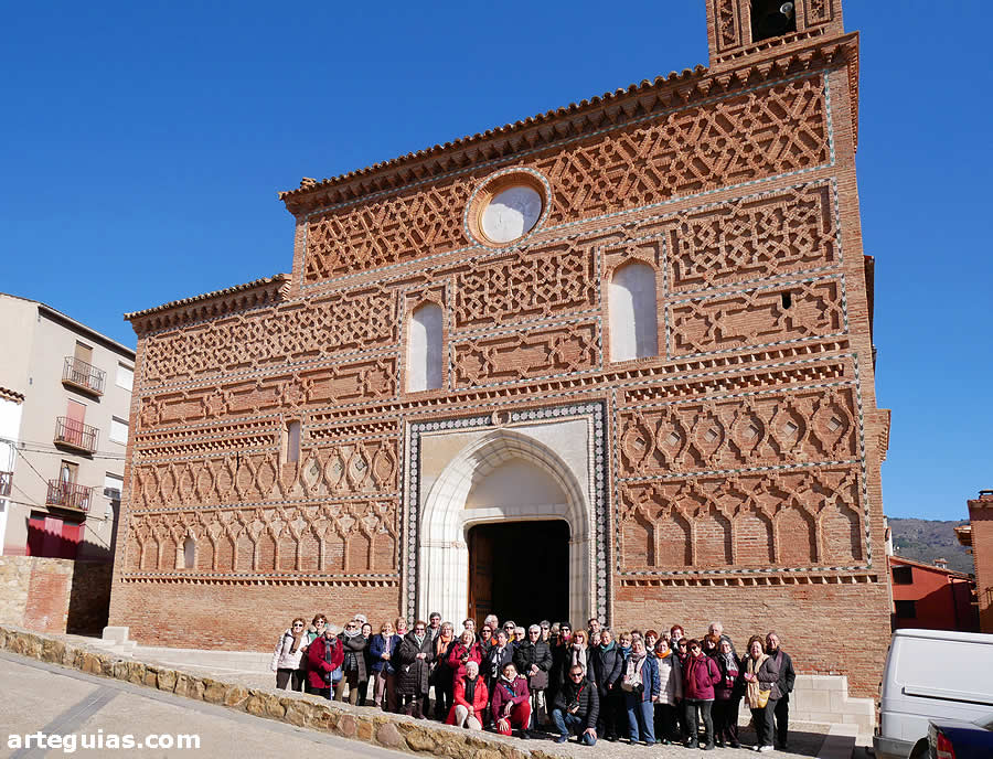 Domingo por la mañana: posando delante de la fastuosa fachada de la iglesia de Tobed