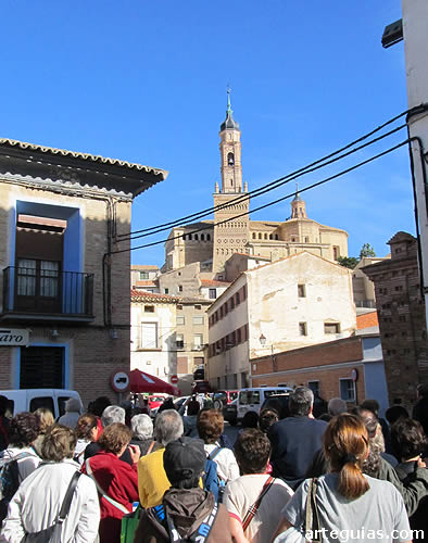 Ante la iglesia de Santa María de Ateca con su importante torre mudéjar