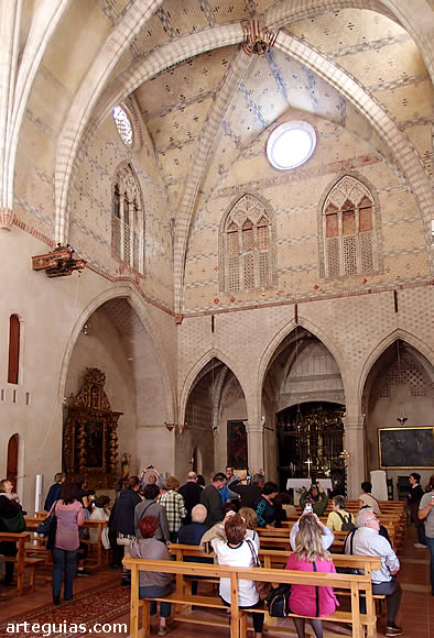 El grupo en el interior de la fastuosa iglesia mudéjar de Tobed