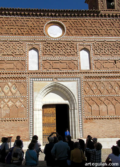 Admirando la fachada de la iglesia de la Virgen de Tobed