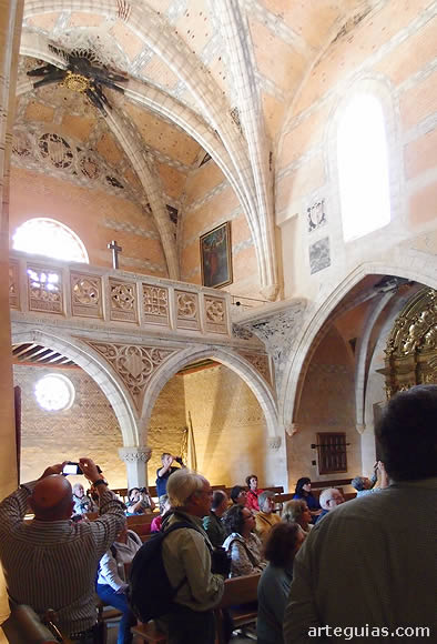 En el interior de la iglesia de Cervera de la Cañada