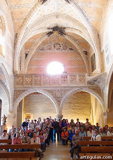 Imagen del grupo posando en el interior de este templo mudéjar