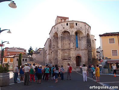Ante la antigua iglesia de San Pedro