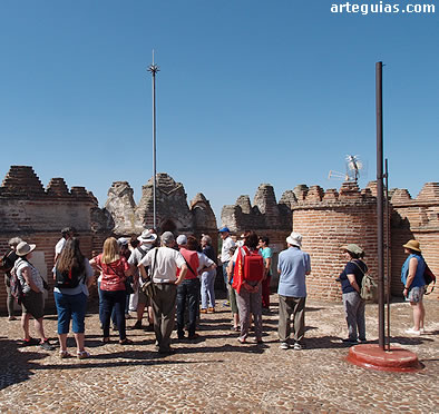 Explicaciones en la terraza de la torre del homenaje del castillo de Coca