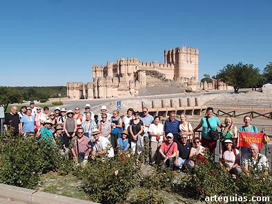 Foto de grupo por la mañana ante el castillo de Coca
