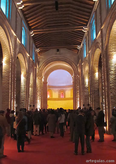 Impactante interior iluminado de la iglesia de San Martín