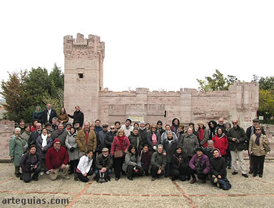 Ek grupo posando en el Parque del Mudéjar de Olmedo, delante de la maqueta del Castillo de Medina del Campo