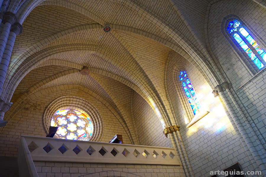 Interior de la iglesia de San Saturnino de Artajona