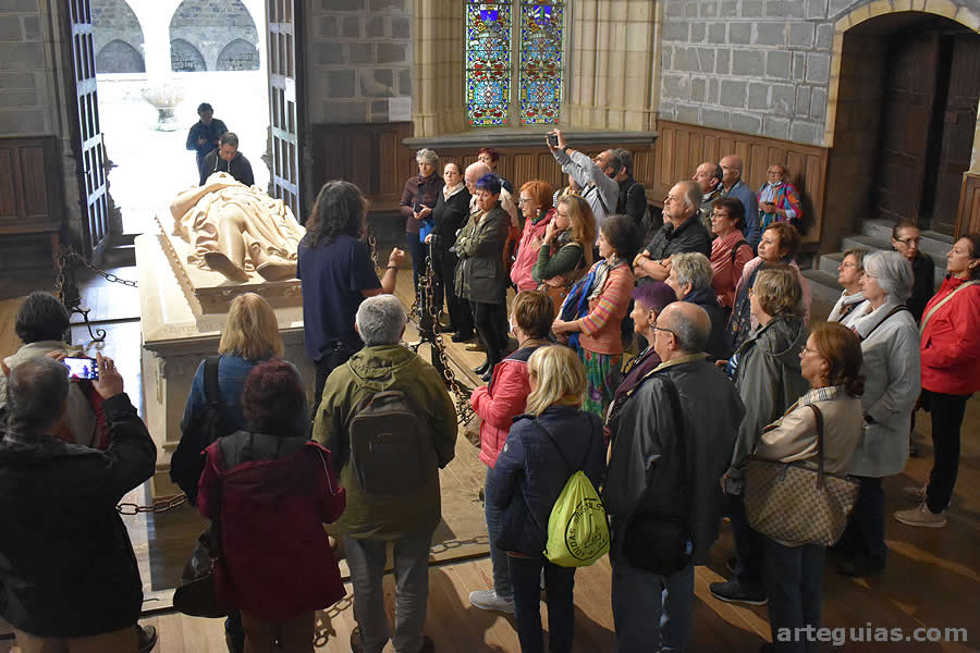 Explicaciones frente al sepulcro del rey Navarro Sancho el Fuerte