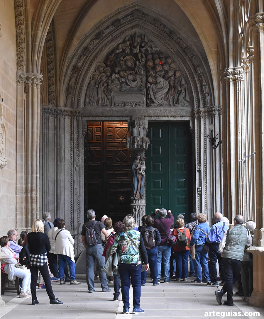 Explicaciones ante la Puerta del Amparo de la catedral
