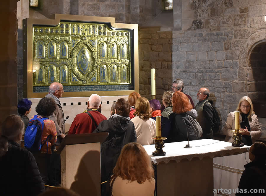 Tuvimos ocasión de analizar al detalle el románico frontal de altar