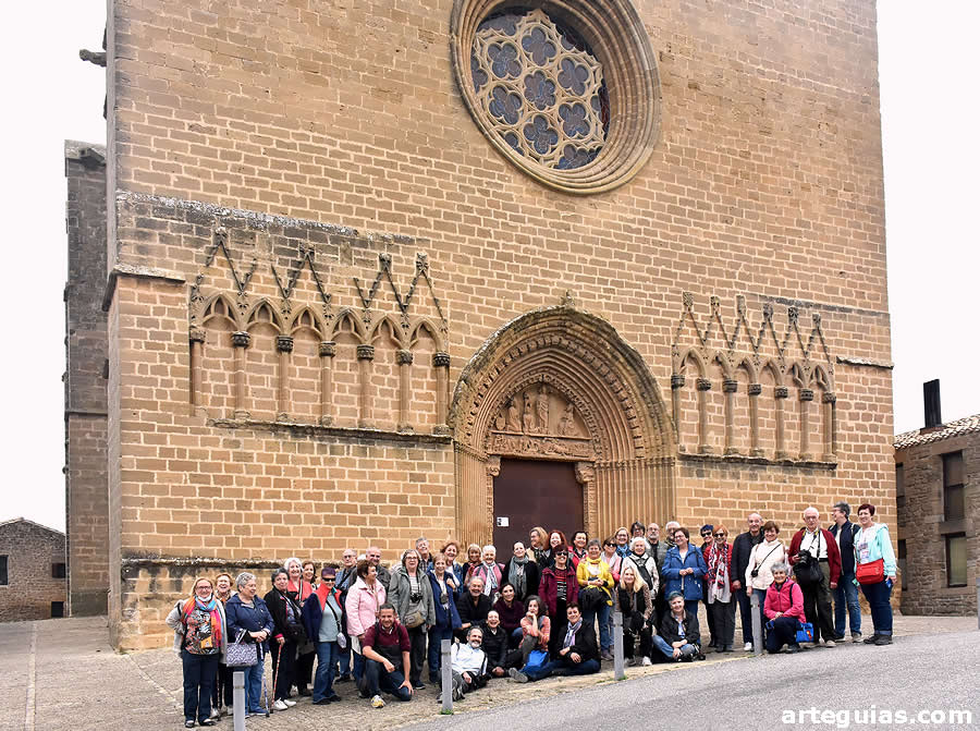 Foto de familia ante la iglesia de San Saturnino de Artajona