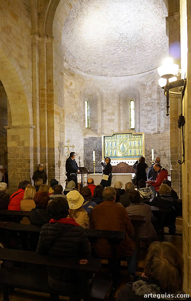 Mañana del domingo: en el interior del Santuario de San Miguel in Excelsis de Aralar