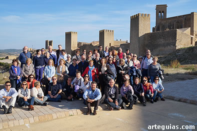 Imagen del grupo ante el Cerco de Artajona y la iglesia de San Saturnino
