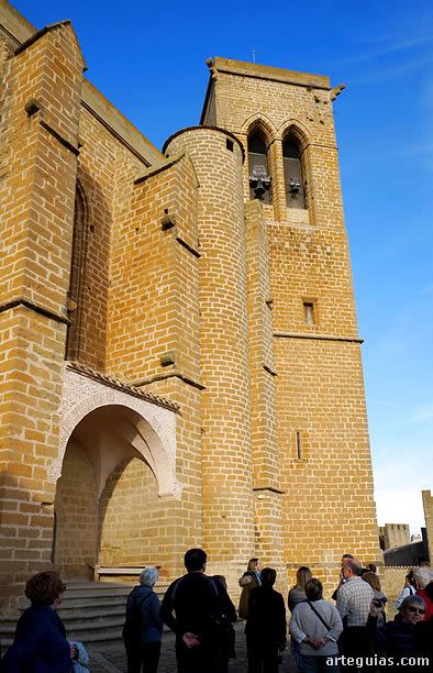 Explicaciones ante la fachada sur de San Saturnino