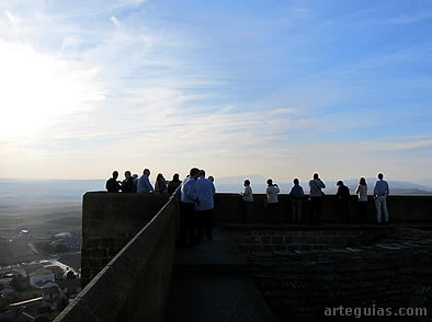 Subida al paso de ronda de la iglesia con sus magníficas vistas