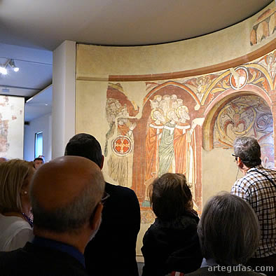 Admirando uno de los frescos góticos del museo