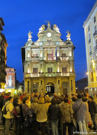 Anochecer del viernes: ante la Casa Consistorial