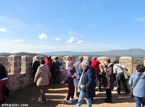 Nuestros viajeros disfrutando de las vistas desde la torre del homenaje