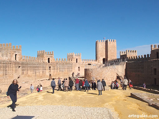 Explicaciones sobre los restos arqueológicos que contiene el castillo de Burgalimar