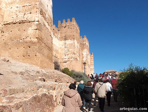 Nuestro grupo llegando al castillo de Baños de la Encina