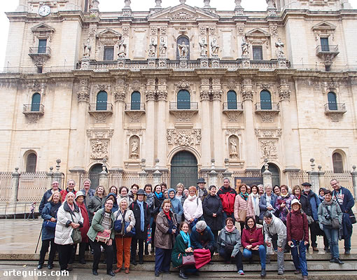 Foto de grupo ante la Catedral de Jaén