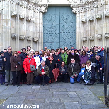 El grupo "posando" ante la puerta de la iglesia de Santa Mar&iacute;a la Real de Nieva