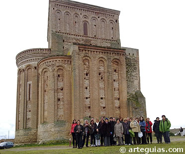Parte del grupo ante la imponente estampa de La Lugareja