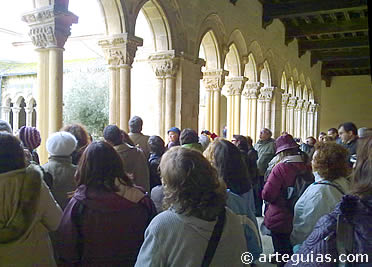 Admirando los capiteles del claustro en Santa Mar&iacute;a la Real de Nieva