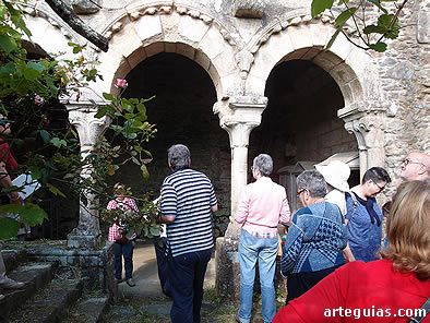 Junto a la entrada a la sala capitular del monasterio