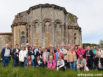 Foto de familia junto a la iglesia de Aciveiro