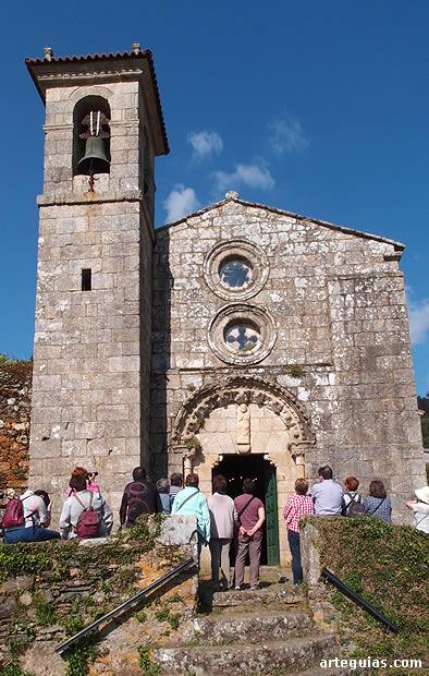 Ante la fachada oeste de la iglesia abacial de Camanzo