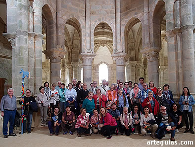 El grupo posando en la fabulosa iglesia abacial de Carboeiro