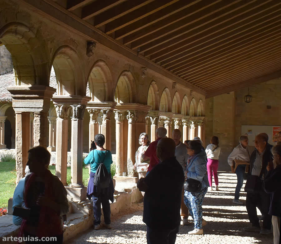 Visitando el claustro de Saint-Papoul