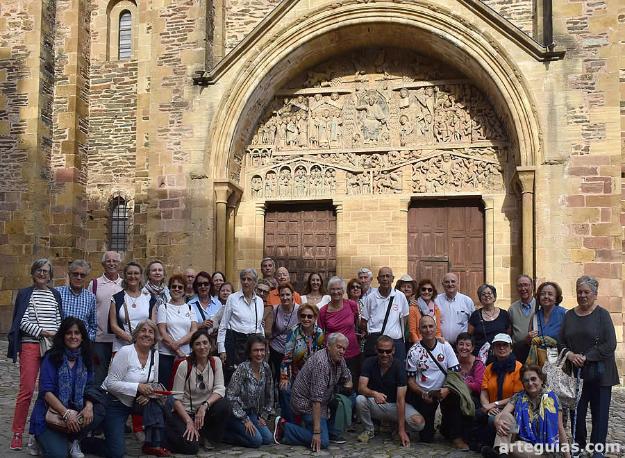 Foto de familia delante de la portada de la Abadía de Conques