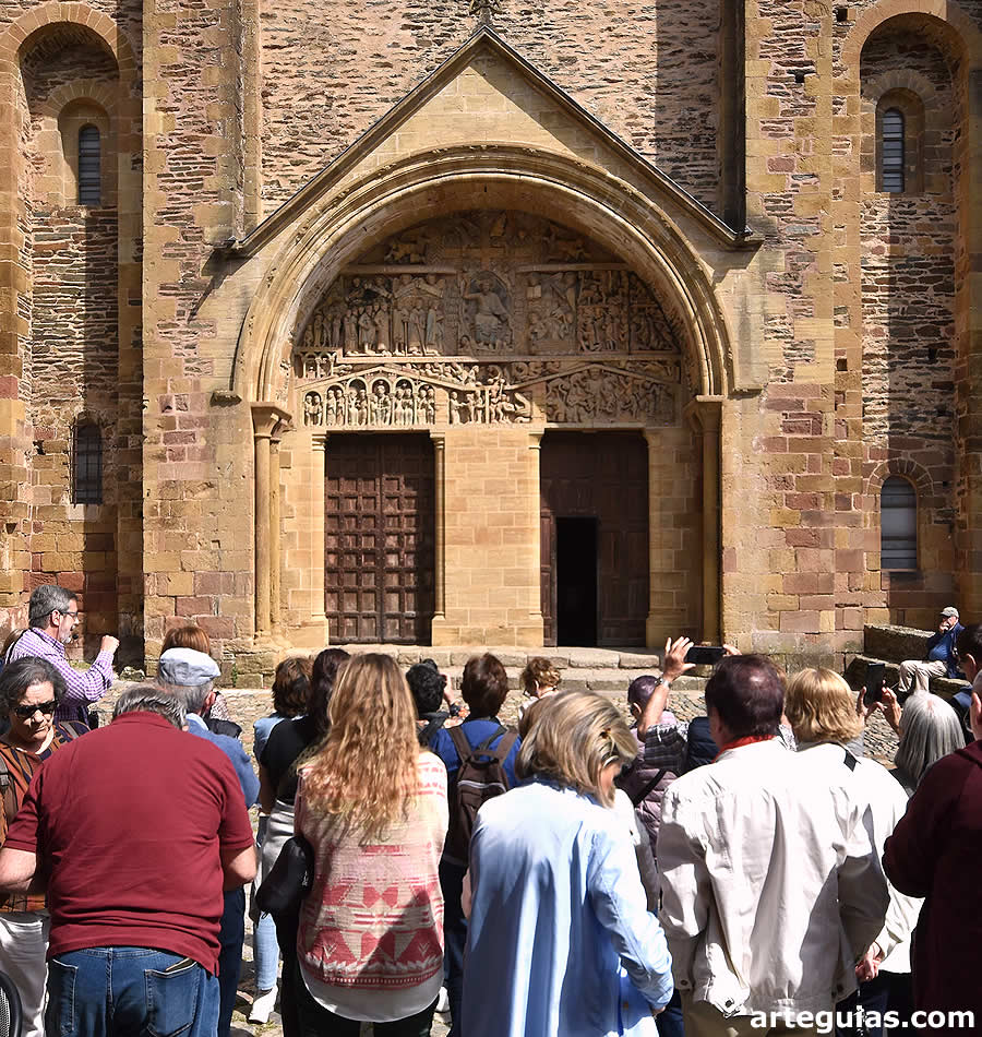 Ante la portada de la Abadía de Conques