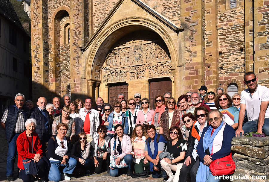 Foto de familia ante la Abadía de Conques