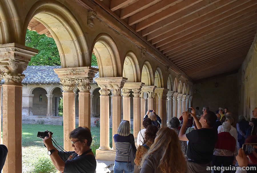 En el claustro de Saint Papoul
