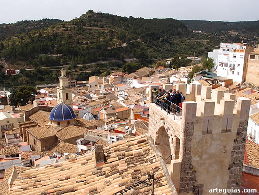 Parte del grupo en una de las torres del castillo de Buñol