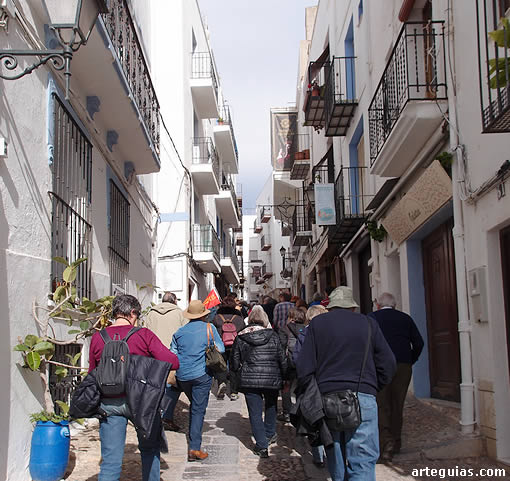 Subida al castillo por las calles de Peñíscola