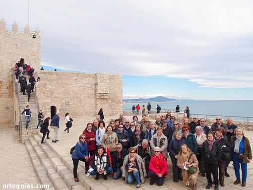 Foto de grupo en el Patio de Armas del castillo de Peñíscola
