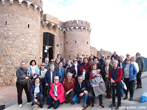 El grupo posando delante del castillo de Onda, Castellón