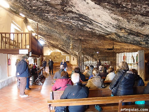 Dentro del Santuario de la Virgen de la Balma