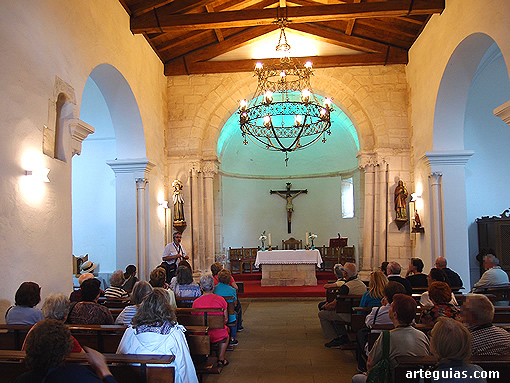 En el interior de la iglesia rom&aacute;nica de Priorio