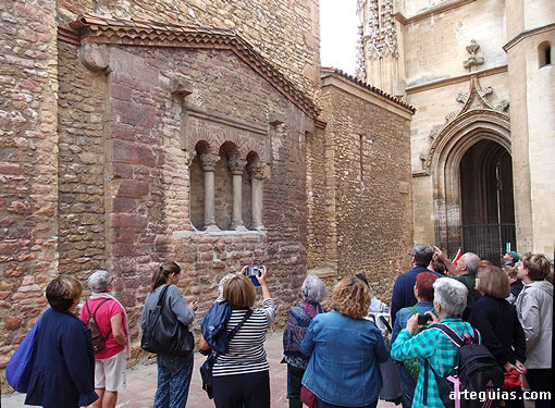 Delante del muro de cierre de la cabecera de San Tirso